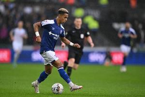 镜报：多队关注伊镇中场哈钦森，蓝军拥有该球员25%二转分成