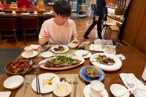 BLG工作人员晒出Elk赛后吃饭照片：其他四个回酒店吃些清淡的食物