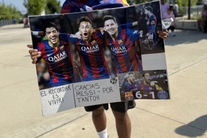 一名巴萨球迷制作MSN海报为梅西加油，还附有6-1巴黎的比分板