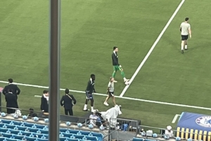 希望无大碍⚽切尔西后卫巴迪亚西勒拄拐离场