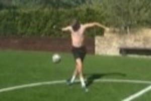 有没老爸影子？小贝儿子罗密欧炫球技：花式起球+脚后跟挑球