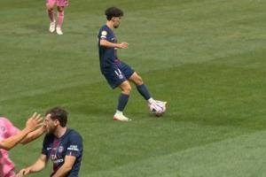 韦甘特击中K77面部！后者痛苦倒地但裁判未作判罚