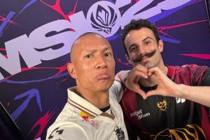 GAM老板晒与G2经理比心合照：下次你们会知道这是属于谁的时刻的~