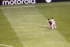 巴黎媒体人热议梅西挥臂动作：梅西恨透了维蒂尼亚，他疯了！