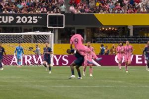 苏亚雷斯飞身压人争顶，裁判出示黄牌