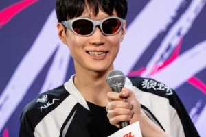 LOL官推分享AL中野照片并配文：AL高调亮相2025 MSI媒体日