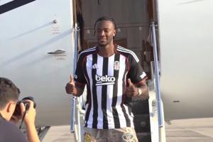 来了！罗马前锋亚伯拉罕抵达土耳其，穿贝西克塔斯球衣亮相