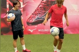 谁更能秀？菲利克斯和日本过人高手奥平卓也比拼花式颠球