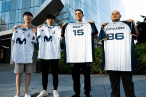 MKOI晒与CFO交换队服合照：祝你们在2025 MSI好运