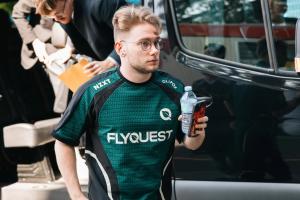 G2整活：FLY因迟到被罚款因为试图推开一扇明确标记为拉的门