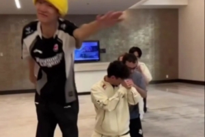 G2官推分享与Shanks整活视频：与Shanks一起划船