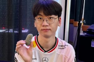 T1社媒晒出Doran与石甲虫合照：石甲虫很危险，大家要小心呀~