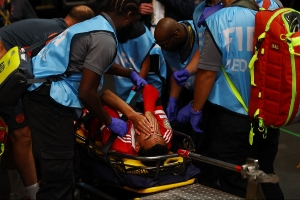 祝好！穆西亚拉脚踝严重变形被抬出场，在担架上痛苦掩面