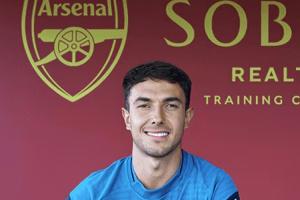 虽迟但到！官方：阿森纳6500万欧签下祖比门迪，球员身披36号