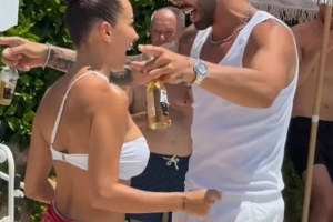 甜蜜满满！拉亚与模特妻子度蜜月享受浪漫时光