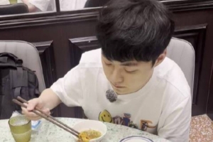 DK更新ShowMaker动态：秀妹在中国的第一次火锅挑战 “好吃”