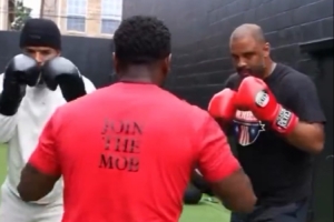 父子俩乌度卡短裤短袖&范乔丹包裹严实 两人一起进行拳击训练