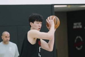 小手一抖助攻+1！杨瀚森训练中声东击西送妙传 助队友扣空篮