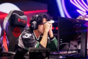 LOL官推分享Massu选手掩面而泣照片并配文：第五局心碎了