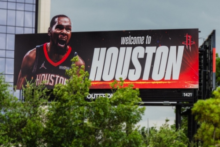 火箭官推晒杜兰特巨幅广告牌：他来了！他来了！
