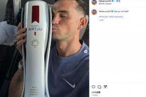 双响建功！法比安-鲁伊斯社媒晒照亲吻全场最佳奖杯：挺进决赛