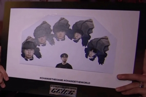 LOL官推分享现场粉丝举牌：GEN五个队员化身石甲虫包围Doran