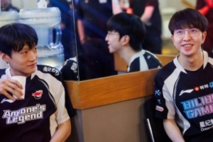 LoL官方分享Shanks和ElK照片：Team WE后台重聚