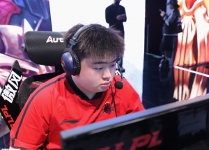 爆料人：jwei把fpx关注回去了，就闹了点不快吧，现在和好了