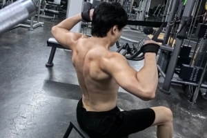 San秀健身肌肉照：刚梦到自己关键BO5后期卢锡安秀操作 突然醒了