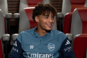 官方：17岁马塞尔-华盛顿与阿森纳签订职业合同，他是伯特兰之子