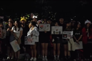 不离不弃！赛后AL粉丝在场馆外等候AL完成采访流程