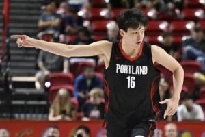 美记：杨瀚森潜力无限&脚步灵巧&技术全面 他的比赛风格像约基奇