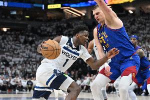 爱德华兹为掘金小球迷签名：没事 反正比赛时都是我碾压他们