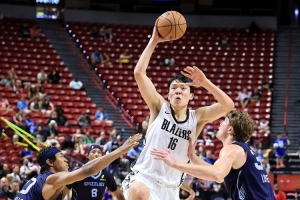 队媒点评杨瀚森：挡拆&传球很有创造力 低位容易丢球&篮板得多点