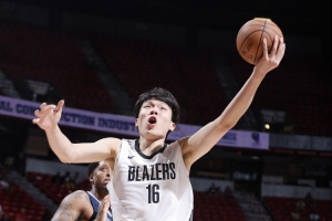 持续关注！NBA官推转发杨瀚森举火烧天隔扣：11分钟砍下8分