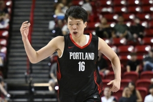 举火烧天单臂劈扣！杨瀚森和队友的挡拆顺下来了！ ​​​