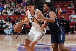 孔德昕：这场对杨瀚森体能考验大 这种时刻很考验韧性和本能