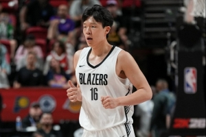 震惊外网！美媒ClutchPoints发推感叹：杨瀚森暴力隔扣