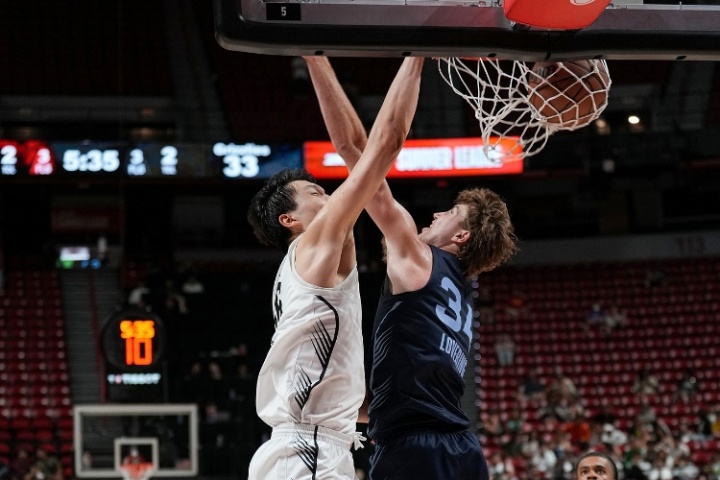 表现依旧亮眼！杨瀚森半场8分2板2助 隔扣对手技惊四座！