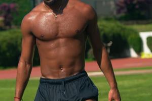 自律！恩瓦内里社媒晒训练照，身穿富勒姆中卫巴锡球衣