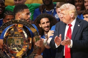问鼎世俱杯！里斯-詹姆斯社媒晒捧杯照片，特朗普入镜