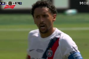 非常不满连丢2球后，巴黎队长马尔基尼奥斯向队友咆哮