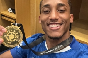 生涯首次夺冠，蓝军新援若昂-佩德罗社媒晒与冠军奖牌合影