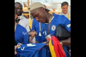 人气高！凯塞多在赛后球场外为蓝军球迷在球衣上签名