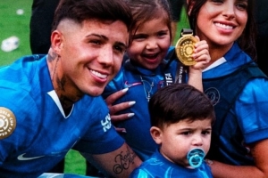 笑容灿烂！恩佐赛后与家人合影庆祝夺冠，女儿手举奖牌