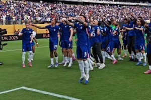 今个真高兴！切尔西球员赛后集体跳舞庆祝夺冠