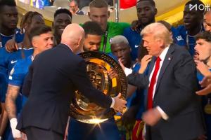 特朗普：FIFA做了一座新的奖杯，旧的现在放在我办公室里