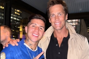 橄榄球传奇布雷迪观看世俱杯决赛，恩佐社媒晒合照：