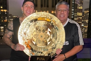 奖杯闪耀！阿根廷足协主席塔皮亚社媒晒与恩佐合照