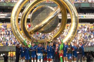 我们是冠军切尔西队长里斯-詹姆斯捧起世俱杯冠军奖杯！